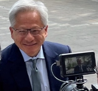 驰盈配资 48小时内接连到访北京上海，黄仁勋3个月两度访华释放哪些信号？